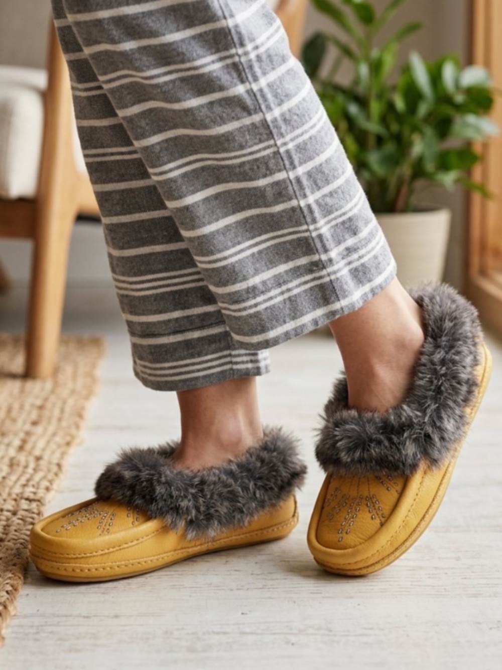 RARE Manitobah Mukluks Yellow Deerskin Leather Moccasin Slippers with Fur Trim